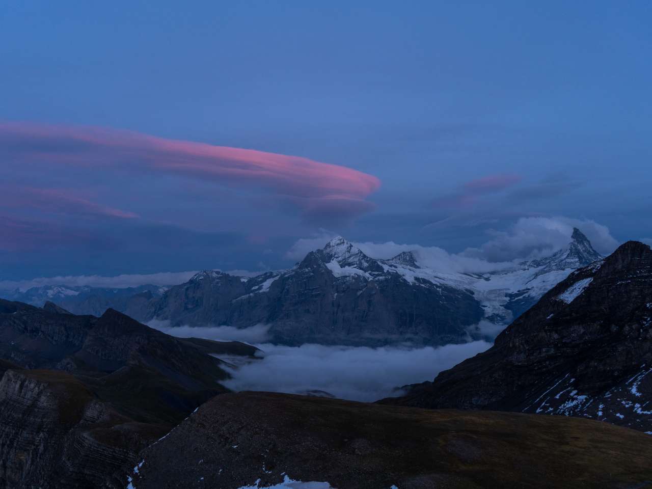 Das Faulhorn bei Abenddämmerung, mit sanft beleuchteten Berghängen und einem farbigen Himmel im Übergang zur Nacht.