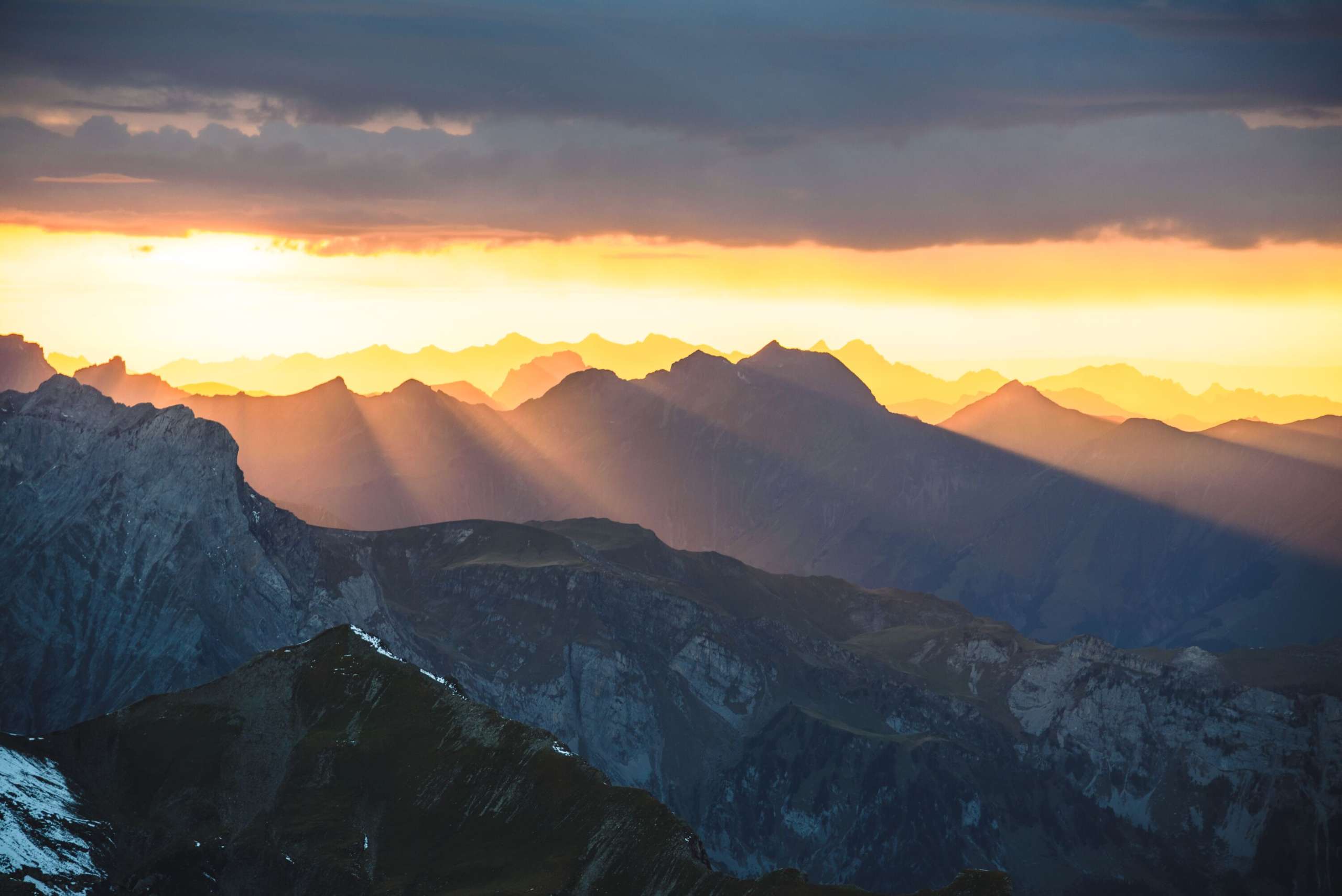 Die Bergwelt rund um das Schilthorn bricht das untergehende Sonnenlicht und erzeugt ein magischer Sonnenuntergang.